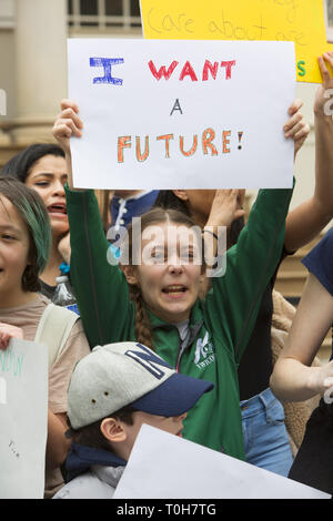 New York City Schüler beteiligen sich an einem internationalen Streik gegen den Klimawandel und die Politiker zu schieben Gesetze schneiden Treibhausgase zu machen und einen "grünen New Deal" im Kongress zu übergeben. Stockfoto