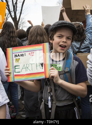 New York City Schüler beteiligen sich an einem internationalen Streik gegen den Klimawandel und die Politiker zu schieben Gesetze schneiden Treibhausgase zu machen und einen "grünen New Deal" im Kongress zu übergeben. Stockfoto