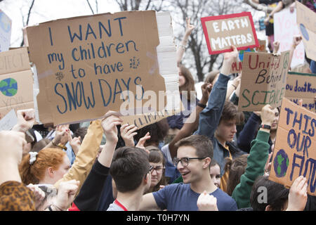 New York City Schüler beteiligen sich an einem internationalen Streik gegen den Klimawandel und die Politiker zu schieben Gesetze schneiden Treibhausgase zu machen und einen "grünen New Deal" im Kongress zu übergeben. Stockfoto