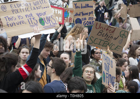 New York City Schüler beteiligen sich an einem internationalen Streik gegen den Klimawandel und die Politiker zu schieben Gesetze schneiden Treibhausgase zu machen und einen "grünen New Deal" im Kongress zu übergeben. Stockfoto