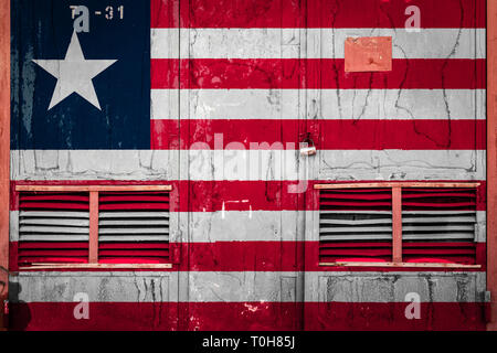 In der Nähe von Altes Lager Tor mit National Flagge von Liberia. Konzept der Liberia Export - Import, Lagerung von Waren und die Lieferung von Waren. Flagge Stockfoto