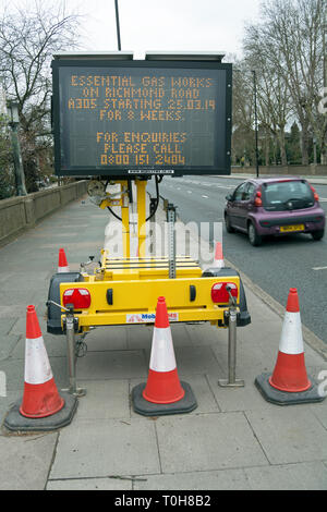 Temporäre digitales Schild auf twickenham Brücke, Twickenham, Middlesex, England, Warnung vor kommenden Gas Stockfoto