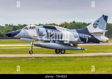 Douglas A-4K Skyhawk bei 2018 Flügel über Houston Air Show in Houston, Texas. Vorgestellte Elemente enthalten Blue Angels und anderen Luftfahrt bezogene Programme. Stockfoto