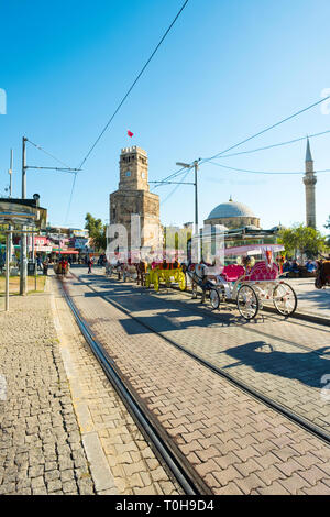 Antalya, Türkei - Novembeer 24, 2017: Pferdewagen, warten auf Touristen vor dem Tekeli Mehmet Pasa Moschee in Kaleici, der Altstadt. Vertikale Stockfoto