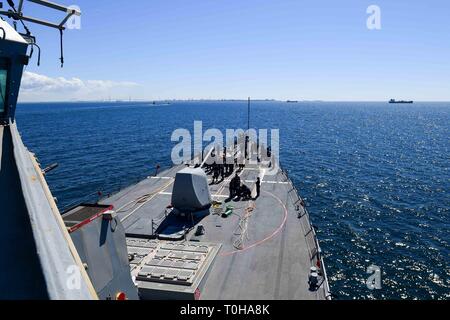 190318-N-QR 145-058 NAVAL STATION Rota, Spanien (18. März 2019) - der Arleigh-burke-Klasse geführte Anti-raketen-Zerstörer USS Ross (DDG71) fährt Naval Station Rota, Spanien, 18. März 2019. Ross, Vorwärts - Rota, Spanien eingesetzt, ist auf seine achte Patrouille in den USA 6 Flotte Bereich der Maßnahmen zur Unterstützung der US-amerikanischen nationalen Sicherheitsinteressen in Europa und in Afrika. (U.S. Marine Foto von Mass Communication Specialist 2. Klasse Krystina Coffey/Freigegeben) Stockfoto