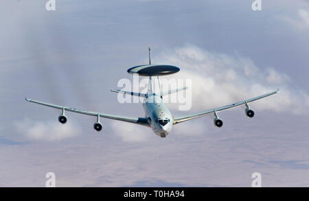 Ein US Air Force E-3 Sentry fliegt in Richtung einer KC-135 Stratotanker zur Betankung von 28.02.2019, beim Fliegen zur Unterstützung der Operation inhärenten Lösen. Die E-3 Sentry ist ein luftgestütztes Warn- und Steuerung, oder AWACS, Flugzeuge mit einem integrierten Befehl und Kontrolle Battle Management, oder C2BM, Überwachung, Zielerfassung und Verfolgung Plattform. Das Flugzeug bietet eine präzise, real-time Bild Der kampfgebiete auf die Gemeinsame Air Operations Center. (U.S. Air Force Foto/Staff Sgt. Clayton Cupit) Stockfoto