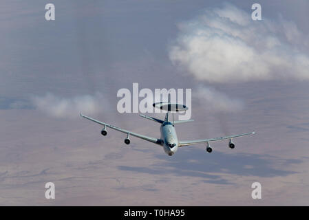 Ein US Air Force E-3 Sentry fliegt in Richtung einer KC-135 Stratotanker zur Betankung von 28.02.2019, beim Fliegen über zur Unterstützung der Operation inhärenten Lösen. Die E-3 Sentry ist ein luftgestütztes Warn- und Steuerung, oder AWACS, Flugzeuge mit einem integrierten Befehl und Kontrolle Battle Management, oder C2BM, Überwachung, Zielerfassung und Verfolgung Plattform. Das Flugzeug bietet eine präzise, real-time Bild Der kampfgebiete auf die Gemeinsame Air Operations Center. (U.S. Air Force Foto/Staff Sgt. Clayton Cupit) Stockfoto