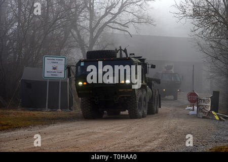 Us-Armee Fallschirmjäger auf die 173Rd Brigade Support Bataillons, 173Rd Airborne Brigade, und Soldaten aus dem slowenischen Streitkräfte zugewiesen Verhalten einen Konvoi, die im Rahmen der Übung Lipizzaner V bei Pocek in Postonja, Slowenien, Jan. 14, 2019. Lipizzaner ist eine kombinierte Squad-level Training in der Vorbereitung für platoon Bewertung und Bataillon-Bereitstellungsverfahren zu überprüfen. Die 173Rd Airborne Brigade ist der US-Armee Contingency Response Force in Europa, die in der Projektion bereit Kräfte überall in den USA in Europa, Afrika oder Verantwortungsbereich Zentrale Befehle". ( Stockfoto