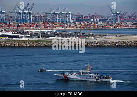 Die Coast Guard Cutter Benjamin Böden zieht in den Hafen von Los Angeles Kanal gegenüber seinen Heimathafen an der Coast Guard Base Los Angeles-Long Beach in San Pedro, Kalifornien, 18. März 2019. Die Benjamin Ruth Bottoms ist die vierte Kalifornien schnelle Reaktion Cutter. (Küstenwache Foto von Petty Officer 1st Class Patrick Kelley.) Stockfoto