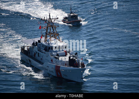 Die Coast Guard Cutter Benjamin Böden zieht in den Hafen von Los Angeles Kanal gegenüber seinen Heimathafen an der Coast Guard Base Los Angeles-Long Beach in San Pedro, Kalifornien, 18. März 2019. Die Benjamin Ruth Bottoms ist die vierte Kalifornien schnelle Reaktion Cutter. (Küstenwache Foto von Petty Officer 1st Class Patrick Kelley.) Stockfoto