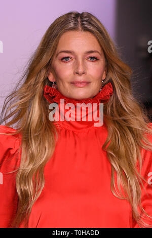 NEW YORK, NY - 07 Februar: Paulina Porizkova Spaziergänge der Start- und Landebahn für Jiri Kalfar während der New York Fashion Week: Die Shows am Industria Studios auf Febraur Stockfoto