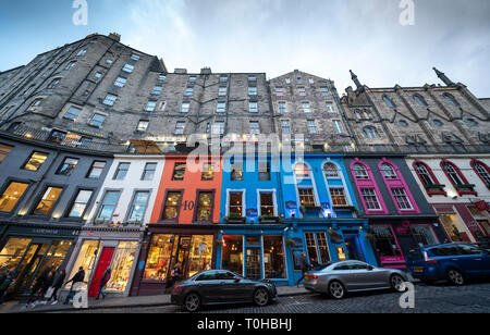 Dämmerung Blick auf Geschäfte und Restaurants an der historischen Victoria Street in der Altstadt von Edinburgh, Schottland, Großbritannien Stockfoto