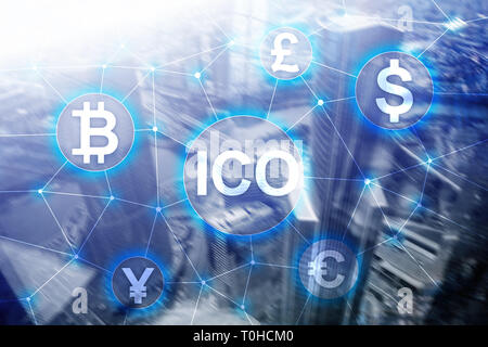 ICO - die erste Münze, und Blockchain cryptocurrency Konzept auf unscharfen Geschäft Gebäude Hintergrund. Stockfoto