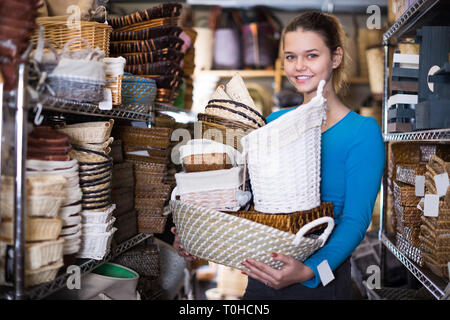 Junge Mädchen Kunden stehen mit weidenkörbe im Shop für Einrichtung Stockfoto