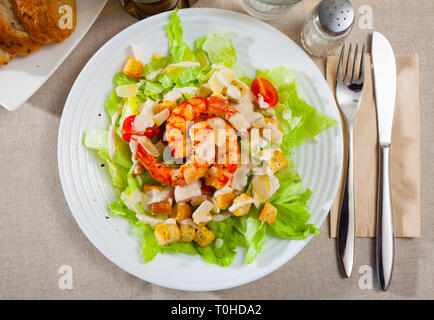 Blick von oben auf die pikanten Caesar Salat mit grünem Salat, knusprigen Croutons, Parmesan und gegrillte Garnelen Stockfoto