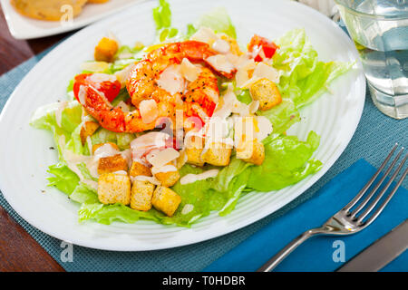 Lecker Salat von frischem Salat, pikant Croutons, gebratene Garnelen und geschnittene ​​Parmesan Käse (Caesar Salat) Stockfoto