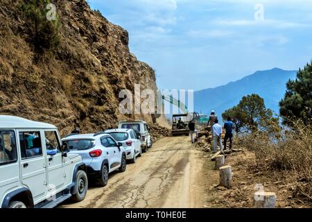 Clearing Erdrutsch mit Tata Hitachi Bagger, Rishikesh, Uttarakhand, Indien, Asien Stockfoto