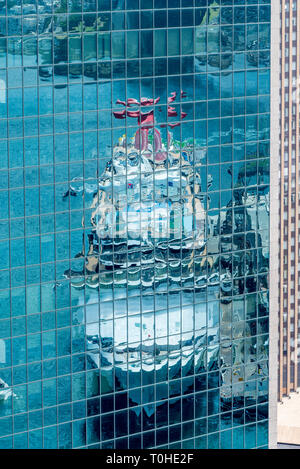 Das kreuzfahrtschiff Carnival Spirit am Overseas Passenger Terminal, Circular Quay in Sydney Harbour (Hafen) ist in einem nahe gelegenen Gebäude wider Stockfoto