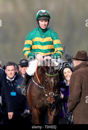 Jockey Mark Walsh feiert nach dem Gewinn der Unibet Champion Hurdle Herausforderung auf Espoir d'Allen während Meister Tag der 2019 Cheltenham Festival in Cheltenham Racecourse. Stockfoto