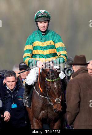 Jockey Mark Walsh feiert nach dem Gewinn der Unibet Champion Hurdle Herausforderung auf Espoir d'Allen während Meister Tag der 2019 Cheltenham Festival in Cheltenham Racecourse. Stockfoto