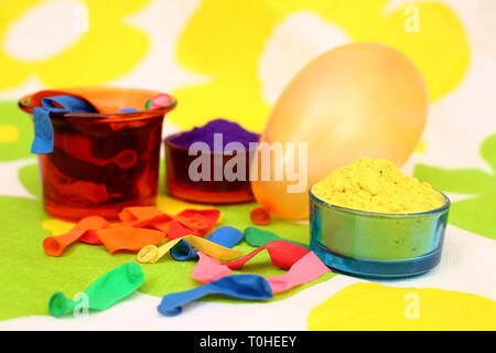 Bild von Holi Farbe mit Luftballons für Holi Festival. Auf dem schwarzen Hintergrund isoliert. Stockfoto