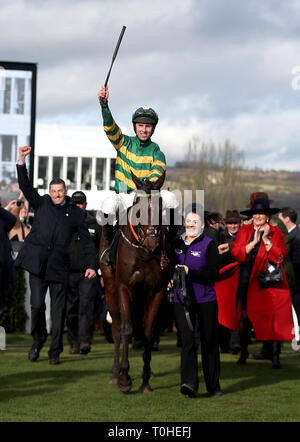 Jockey Mark Walsh feiert nach Espoir d'Allen gewinnt die Unibet Champion Hurdle Challenge Trophy während Meister Tag der 2019 Cheltenham Festival in Cheltenham Racecourse. Stockfoto