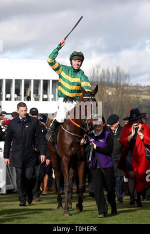 Jockey Mark Walsh feiert nach Espoir d'Allen gewinnt die Unibet Champion Hurdle Challenge Trophy während Meister Tag der 2019 Cheltenham Festival in Cheltenham Racecourse. Stockfoto