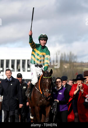 Jockey Mark Walsh feiert nach Espoir d'Allen gewinnt die Unibet Champion Hurdle Challenge Trophy während Meister Tag der 2019 Cheltenham Festival in Cheltenham Racecourse. Stockfoto