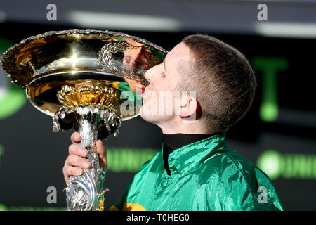 Jockey Mark Walsh küsse die Unibet Champion Hurdle Challenge Trophy gewinnen, nachdem sie auf Espoir d'Allen während Meister Tag der 2019 Cheltenham Festival in Cheltenham Racecourse. Stockfoto