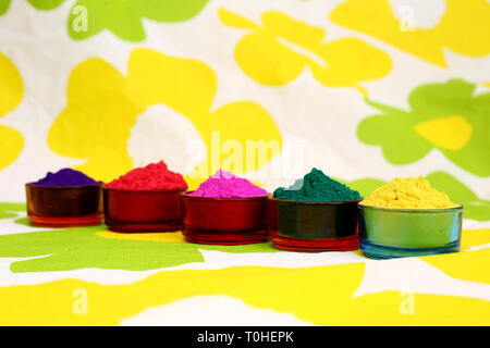 Bunte holi Farbe für Holi Festival. Auf dem bunten Hintergrund isoliert. Stockfoto