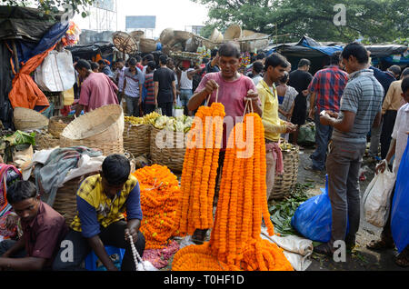 Mann, die Blumen auf der Durga Puja Festival, Kolkata, West Bengal, Indien, Asien Stockfoto