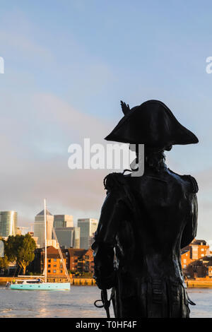 England, London, Greenwich, Statue von Admiral Lord Nelson und der Docklands Skyline Stockfoto
