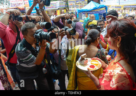 Fotografen, die Bilder von Frauen mit sindoor, West Bengal, Indien, Asien Stockfoto