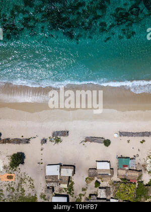 Der Blick auf die kleinen Hütten am Pantai Tampah in Lombok, Indonesien Stockfoto