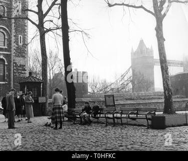 Geographie/Reisen, Großbritannien, Städte, London, Gebäude, Turm, Touristen im Innenhof des Tower of London, Tower Bridge, 1950er Jahre, Additional-Rights - Clearance-Info - Not-Available Stockfoto