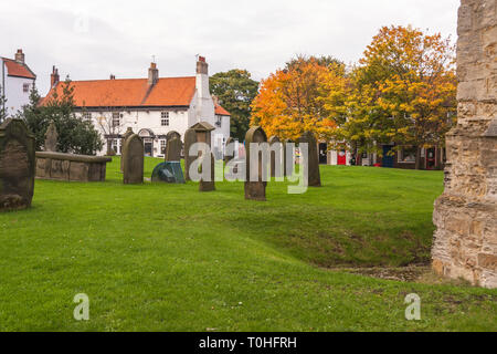 Saint Edmund churchyard,Sedgefield,Co.Durham,England zeigt Bäume in herbstlichen Farben Stockfoto