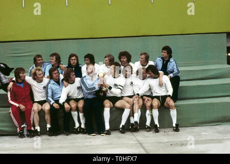 Sport, Fußball, Weltmeisterschaft, Wm 1974, WM-Finale, Finale, Deutschland gegen Niederlande (2:1), Deutsche Mannschaft mit der Schale, München, Deutschland, 7.7.1974, Additional-Rights - Clearance-Info - Not-Available Stockfoto