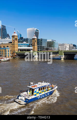 England, London, Metropolitan Polizei stößt auf den Fluss Themse Stockfoto