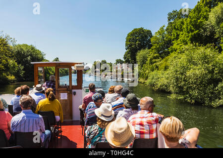 England, London, Middlesex, Thames River Ausflug, Passagiere auf dem Kreuzfahrtschiff Stockfoto