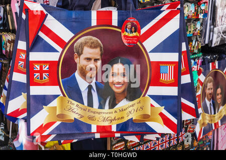 England, London, Leicester Square, Souvenir Tasche Commorating der Ehe von Meghan Markle und Prinz Harry im Jahr 2018 Stockfoto