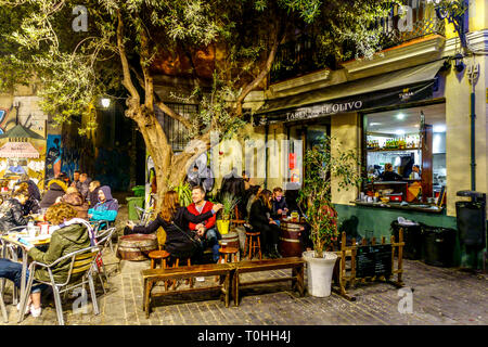 Valencia Bar Taberna El Olivo, Leute sitzen draußen Bar unter Olivenbaum Valencia Nachtleben Spanien Valencia El Carmen Barrio Stockfoto