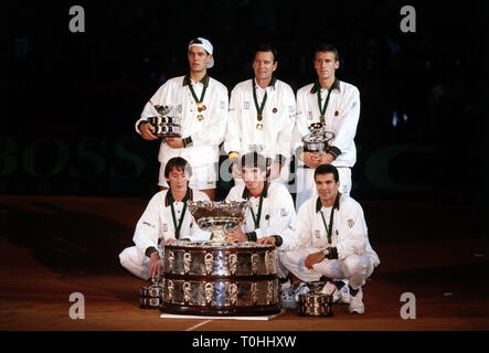 Sport, Tennis, Davis Cup, final, Deutschland gegen Australien, zweite Reihe von links nach rechts: Marc-Kevin Goellner, Carl Uwe Steeb, Patrik Kuehnen erste Reihe von Links nach Rechts: Bernd Karbacher, Michael Stich, Niki Pilic, Duesseldorf, Deutschland, 1993, Additional-Rights - Clearance-Info - Not-Available Stockfoto