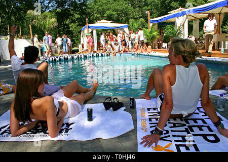 Southampton, NY, USA. 02 Sep, 2007. Atmosphäre am Sonntag, Sep 2, Playboy 2007 Reisepass Hamptons Pool Party in der Pink Elephant in Southampton, NY, USA. Quelle: Steve Mack/S.D. Mack Bilder/Alamy Stockfoto