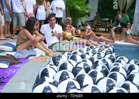 Southampton, NY, USA. 02 Sep, 2007. Atmosphäre am Sonntag, Sep 2, Playboy 2007 Reisepass Hamptons Pool Party in der Pink Elephant in Southampton, NY, USA. Quelle: Steve Mack/S.D. Mack Bilder/Alamy Stockfoto