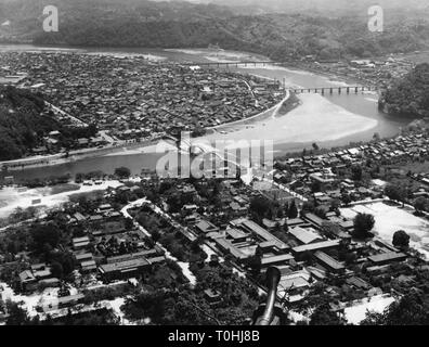 Geographie/Reisen, Japan, Städte, Iwakuni, Blick auf die Stadt/Stadtansichten, Nishiki Fluss mit Brücke Kintai, Antenne schießen, Oktober 1963 - Additional-Rights Clearance-Info - Not-Available Stockfoto