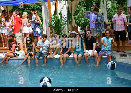 Southampton, NY, USA. 02 Sep, 2007. Atmosphäre am Sonntag, Sep 2, Playboy 2007 Reisepass Hamptons Pool Party in der Pink Elephant in Southampton, NY, USA. Quelle: Steve Mack/S.D. Mack Bilder/Alamy Stockfoto