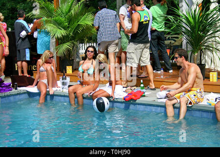 Southampton, NY, USA. 02 Sep, 2007. Atmosphäre am Sonntag, Sep 2, Playboy 2007 Reisepass Hamptons Pool Party in der Pink Elephant in Southampton, NY, USA. Quelle: Steve Mack/S.D. Mack Bilder/Alamy Stockfoto