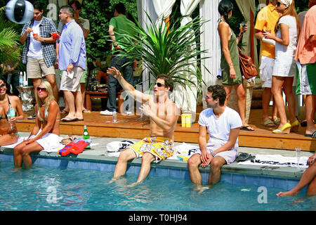 Southampton, NY, USA. 02 Sep, 2007. Atmosphäre am Sonntag, Sep 2, Playboy 2007 Reisepass Hamptons Pool Party in der Pink Elephant in Southampton, NY, USA. Quelle: Steve Mack/S.D. Mack Bilder/Alamy Stockfoto