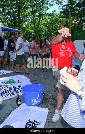 Southampton, NY, USA. 02 Sep, 2007. Atmosphäre am Sonntag, Sep 2, Playboy 2007 Reisepass Hamptons Pool Party in der Pink Elephant in Southampton, NY, USA. Quelle: Steve Mack/S.D. Mack Bilder/Alamy Stockfoto