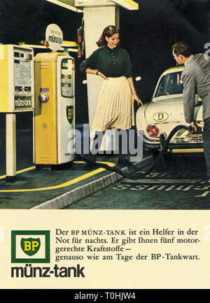 Werbung, Verkehr/Transport, Auto, Tankstelle, Werbung für BP Münze Tank, bei Nacht Kraftstoff, Paar mit Ford Taunus, Deutschland, 1965, Additional-Rights - Clearance-Info - Not-Available Stockfoto